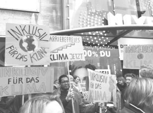 Menschen bei einer Demonstration mit Schildern